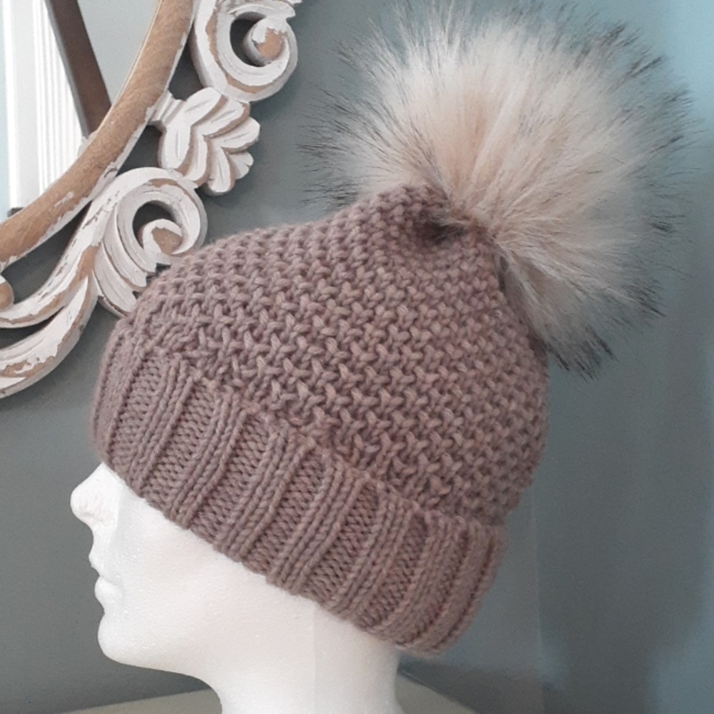 + Stil Estro Italy knit toque hat w fur pom pom